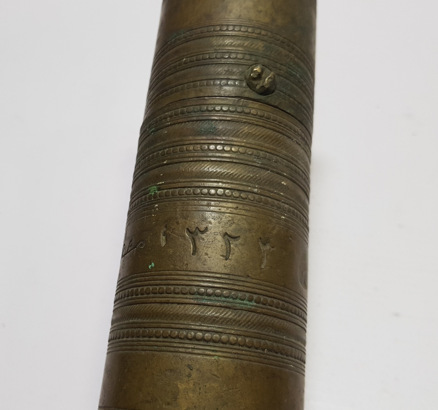 ÜZERİNDE SAHİBİNİN ADININ YAZILI OLDUĞU VE USTA DAMGALI OSMANLI DÖNEMİ KAHVE DEĞİRMENİ