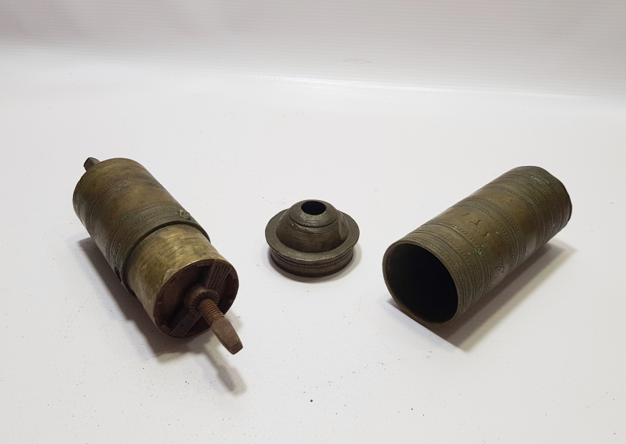 ÜZERİNDE SAHİBİNİN ADININ YAZILI OLDUĞU VE USTA DAMGALI OSMANLI DÖNEMİ KAHVE DEĞİRMENİ