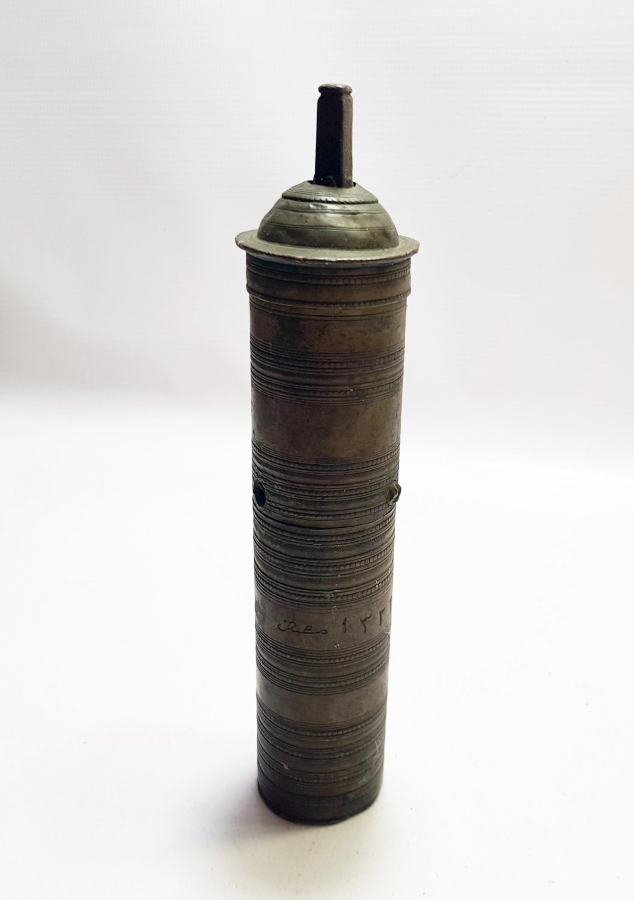 ÜZERİNDE SAHİBİNİN ADININ YAZILI OLDUĞU VE USTA DAMGALI OSMANLI DÖNEMİ KAHVE DEĞİRMENİ