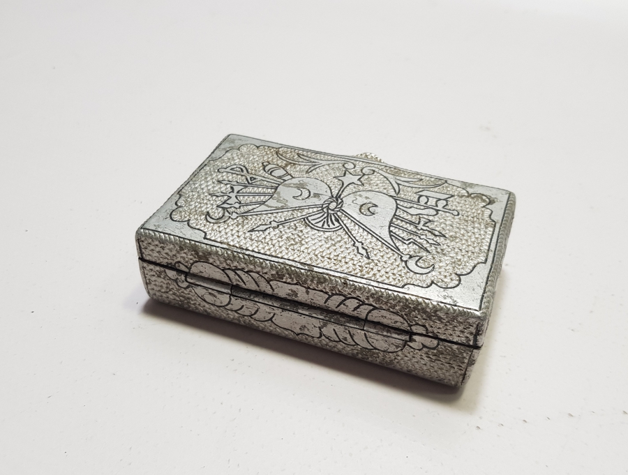 ÜZERİNDE OSMANLI DEVLET ARMASI BULUNAN EL YAPIMI ESARET YADİGARI TÜTÜN TABAKASI