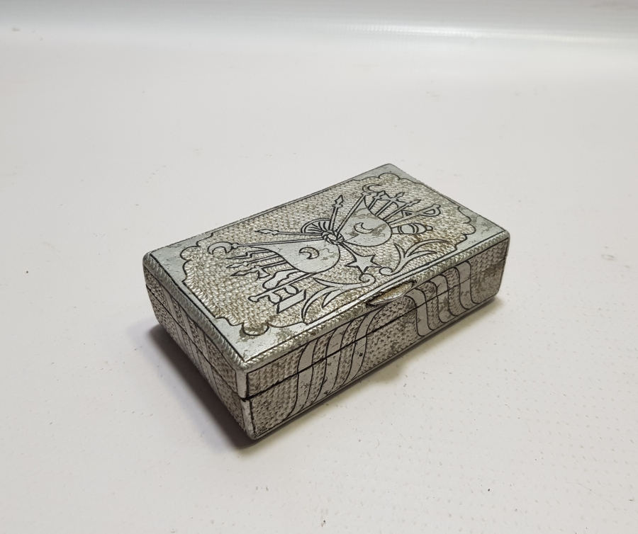 ÜZERİNDE OSMANLI DEVLET ARMASI BULUNAN EL YAPIMI ESARET YADİGARI TÜTÜN TABAKASI