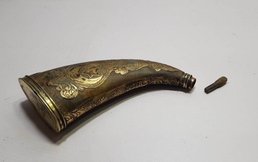 ÜZERİ AY YILDIZLI OSMANLI DÖNEMİ BOYNUZ BARUTLUK