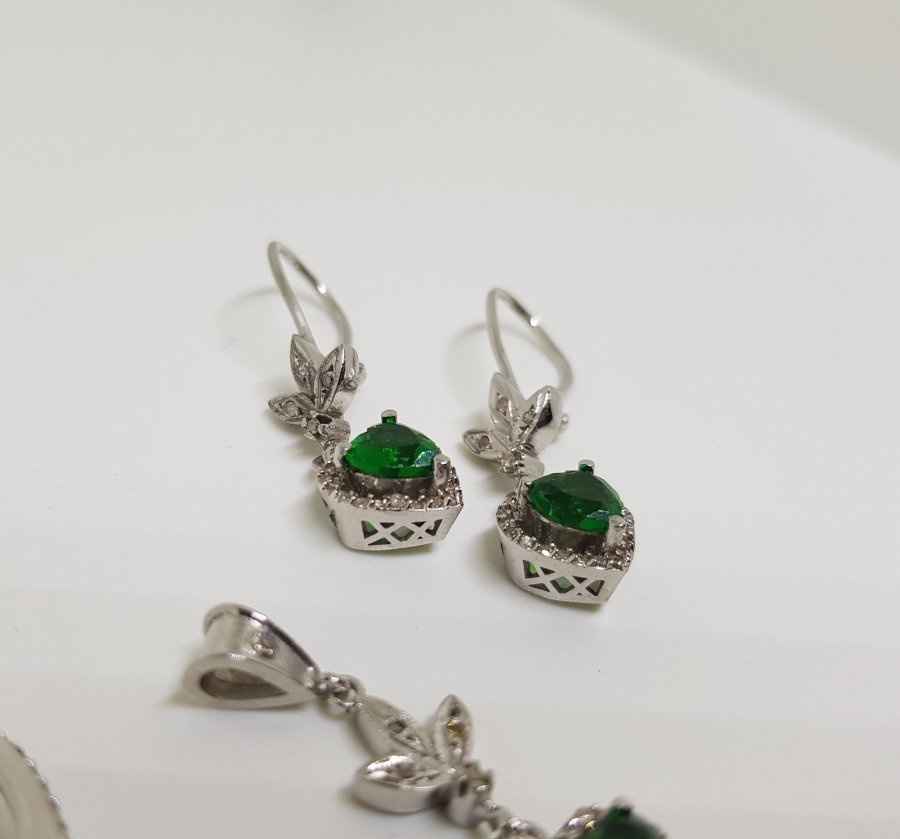 ZÜMRÜT VE PIRLANTA TAŞLI KOLYE KÜPE YÜZÜK TAKIMI