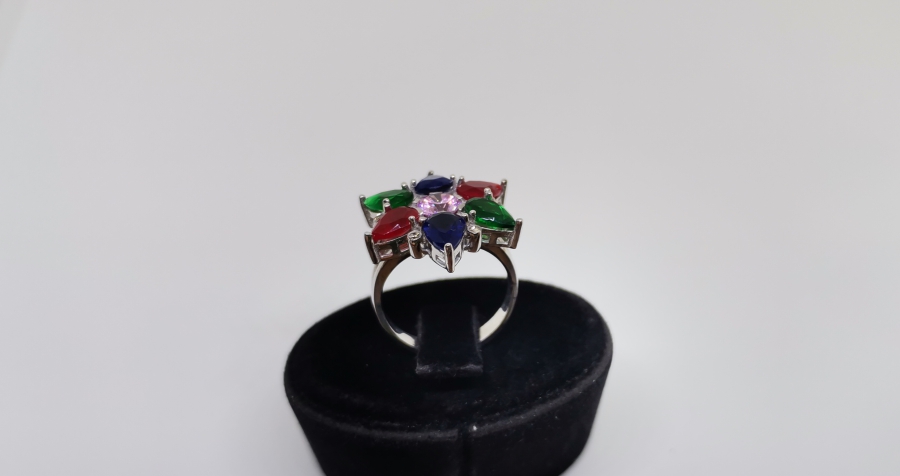 PIRLANTA VE RENKLİ TAŞLARDAN OLUŞAN YILDIZ FORMLU YÜZÜK