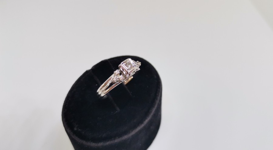 KARE MODELİ PIRLANTA TAŞLI YÜZÜK