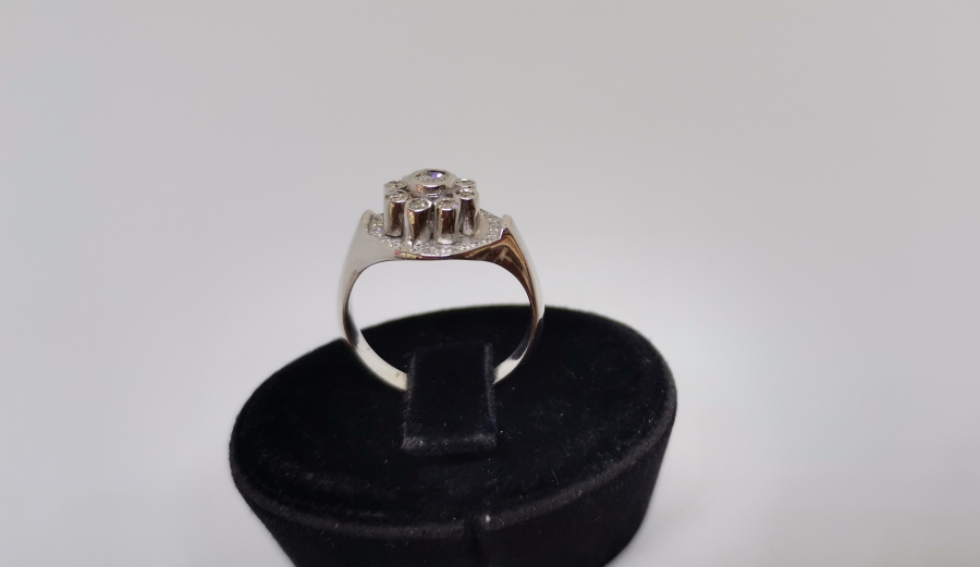 DİVANHANE ÇİVİSİ FORMUNDA YAPILMIŞ PIRLANTA TAŞLI YÜZÜK