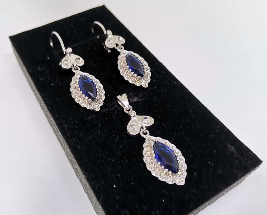 SAFİR VE PIRLANTA TAŞLI SU DAMLASI MODELİ KOLYE KÜPE TAKIMI