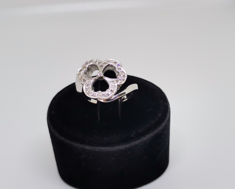 3 YAPRAKLI YONCA FORMUNDA YAPILMIŞ PIRLANTA YÜZÜK