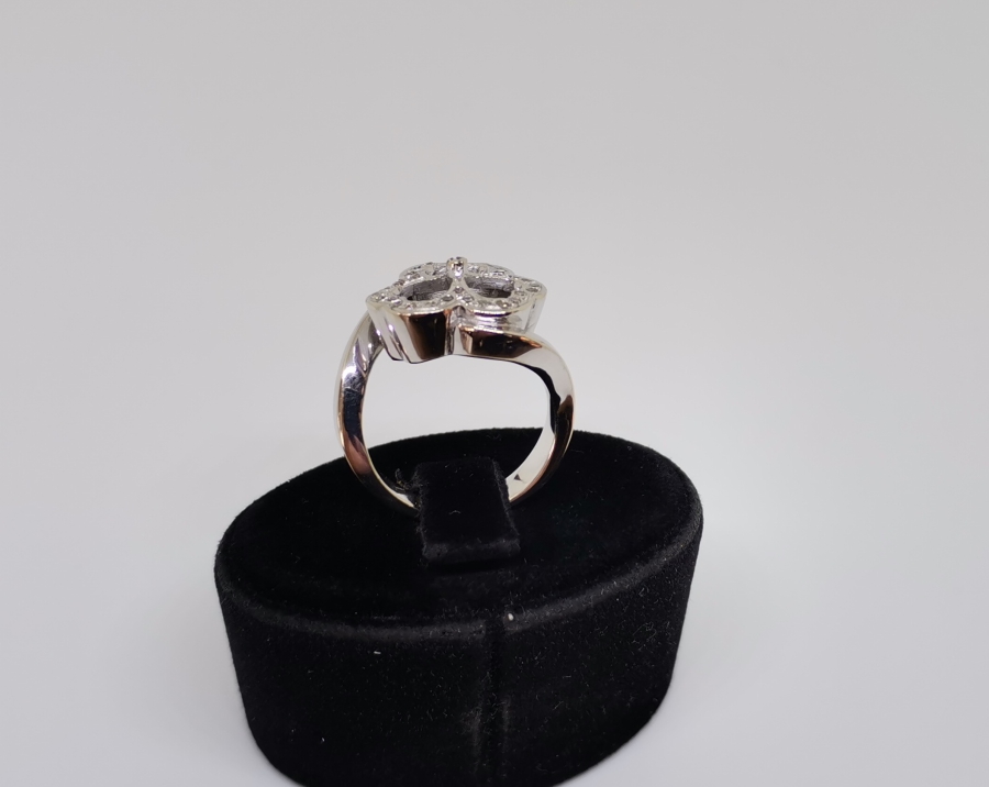 3 YAPRAKLI YONCA FORMUNDA YAPILMIŞ PIRLANTA YÜZÜK