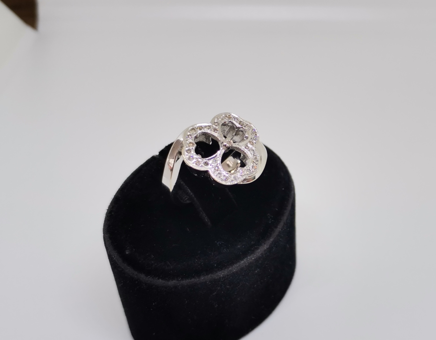 3 YAPRAKLI YONCA FORMUNDA YAPILMIŞ PIRLANTA YÜZÜK