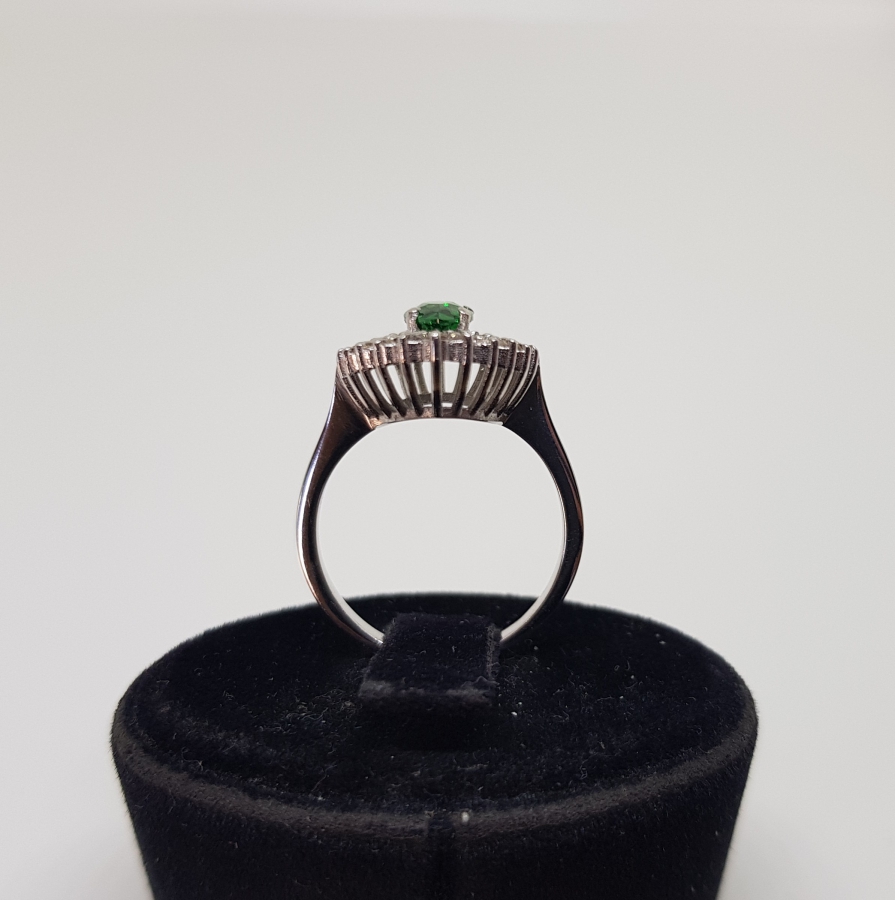 ZÜMRÜT VE PIRLANTA TAŞLI MEKİK MODELİ YÜZÜK