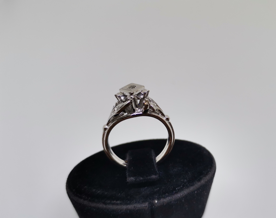 KARELİ YAPRAK MODEL PIRLANTA YÜZÜK