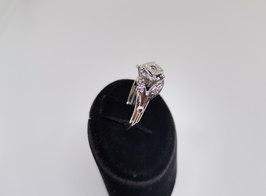 KARELİ YAPRAK MODEL PIRLANTA YÜZÜK