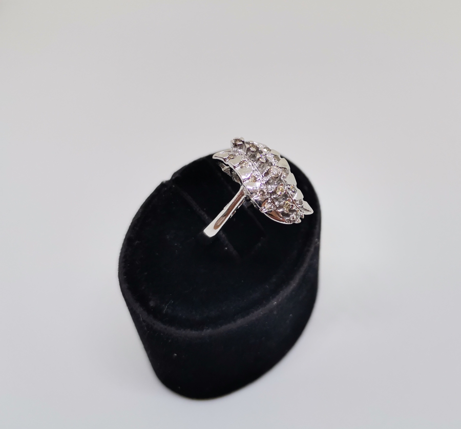 DALGALI MEKİK MODELİ PIRLANTA TAŞLI YÜZÜK