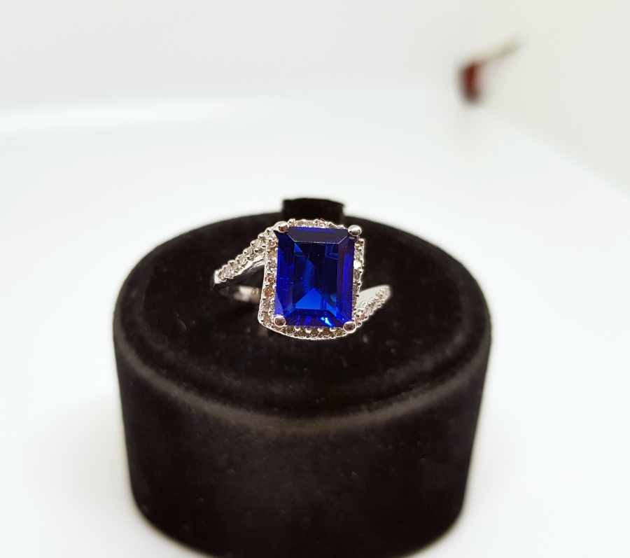 SAFİR VE PIRLANTA TAŞLI ASİMETRİK MODEL YÜZÜK