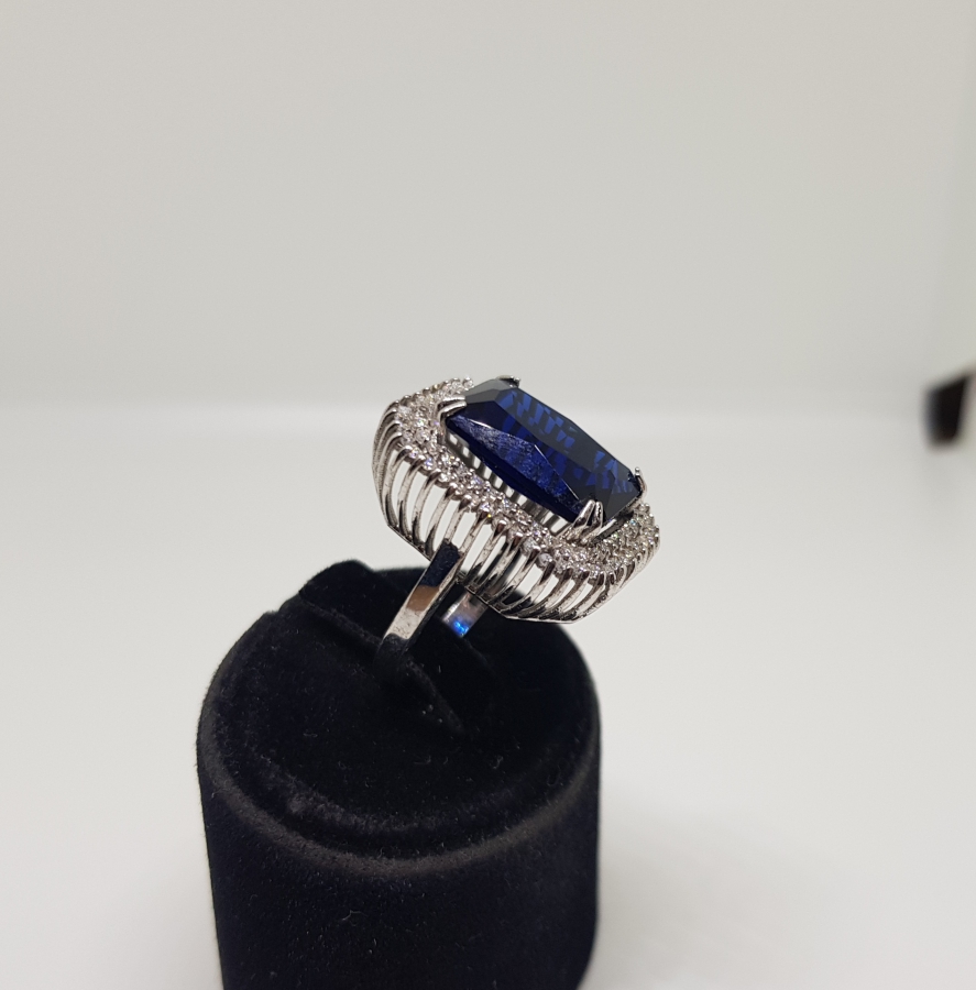 SAFİR VE PIRLANTA TAŞLI BÜYÜK KARE MODELİ YÜZÜK