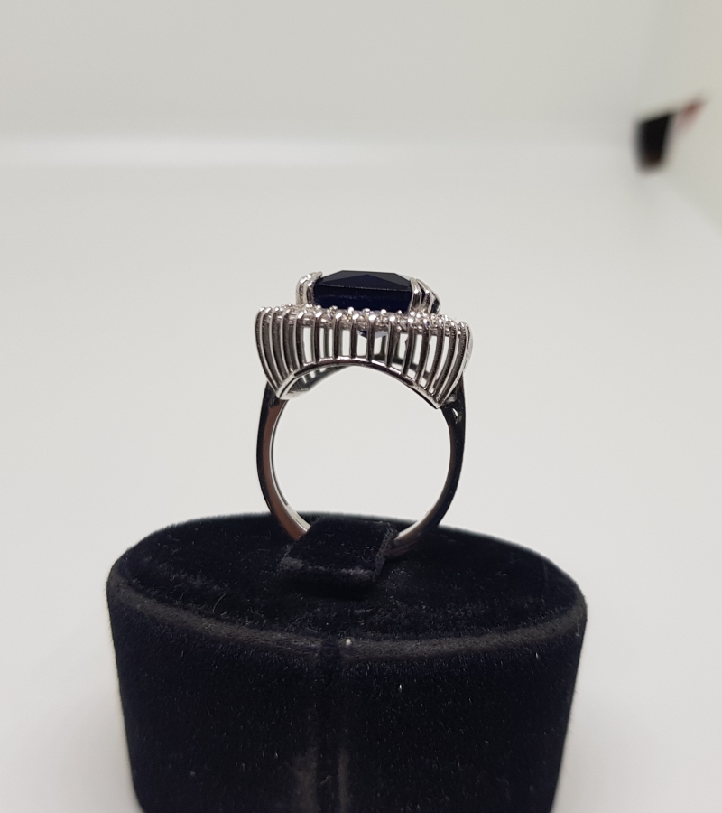 SAFİR VE PIRLANTA TAŞLI BÜYÜK KARE MODELİ YÜZÜK