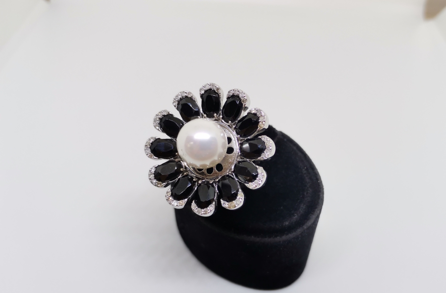 PIRLANTA GARNET VE İNCİLERLE SÜSLÜ YÜZÜK