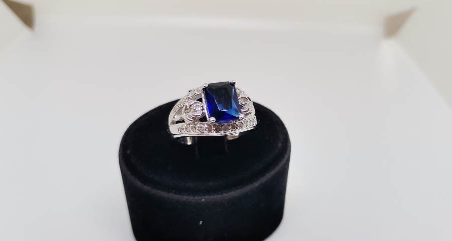 YAN KISIMLARI LALE MODELLİ PIRLANTA VE SAFİR TAŞLI YÜZÜK