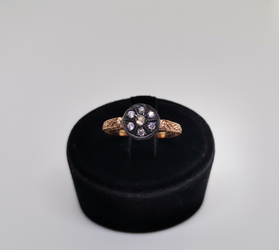 YAN KISIMLARI KABARTMA İŞÇİLİKLİ ELMAS TAŞLI YÜZÜK