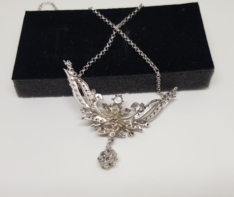 PIRLANTA TAŞLI GÜL MODELİ GERDANLIK