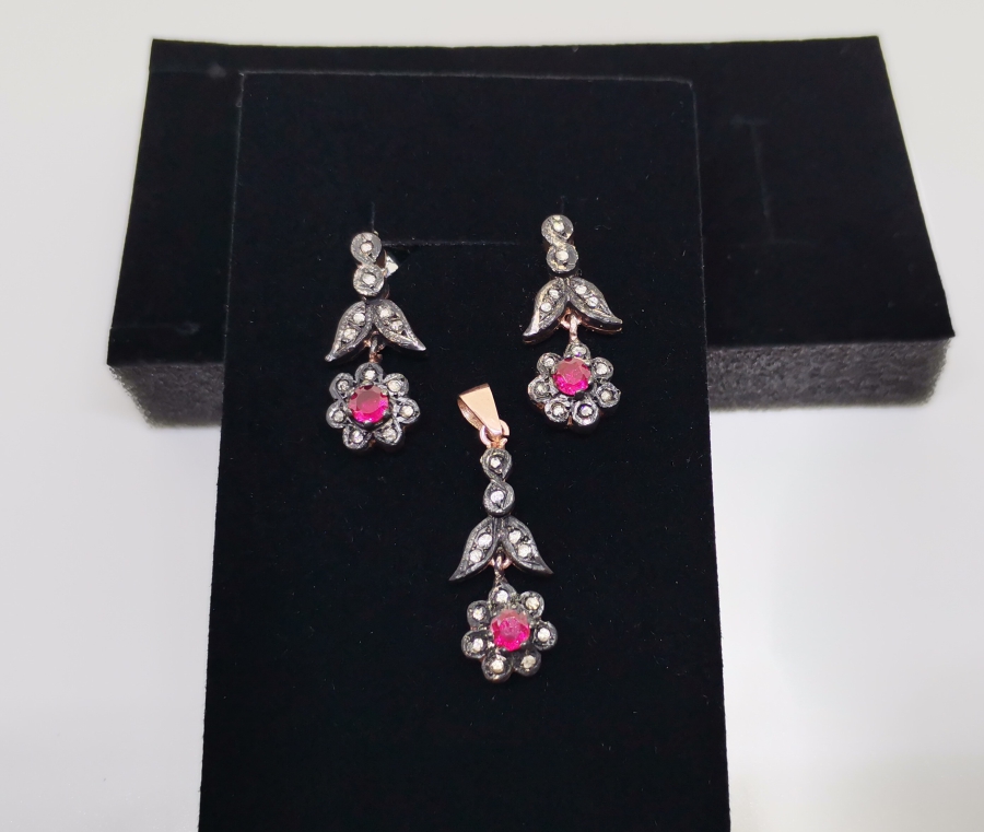 GARNET VE ELMAS TAŞLI ÇİÇEK MODELİ KOLYE KÜPE TAKIMI