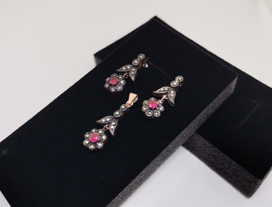 GARNET VE ELMAS TAŞLI ÇİÇEK MODELİ KOLYE KÜPE TAKIMI