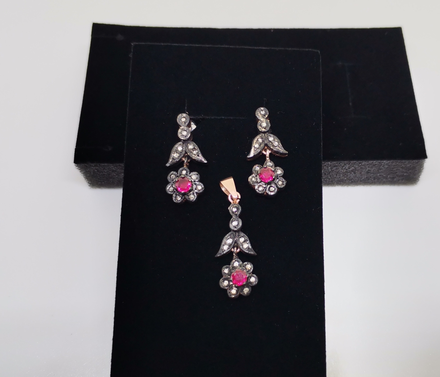 GARNET VE ELMAS TAŞLI ÇİÇEK MODELİ KOLYE KÜPE TAKIMI