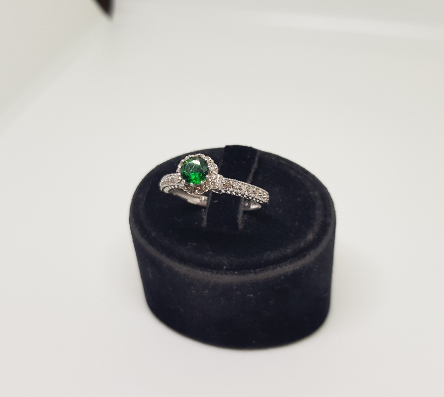 PIRLANTA VE ZÜMRÜT TAŞLI TEKTAŞ MODELİ YÜZÜK