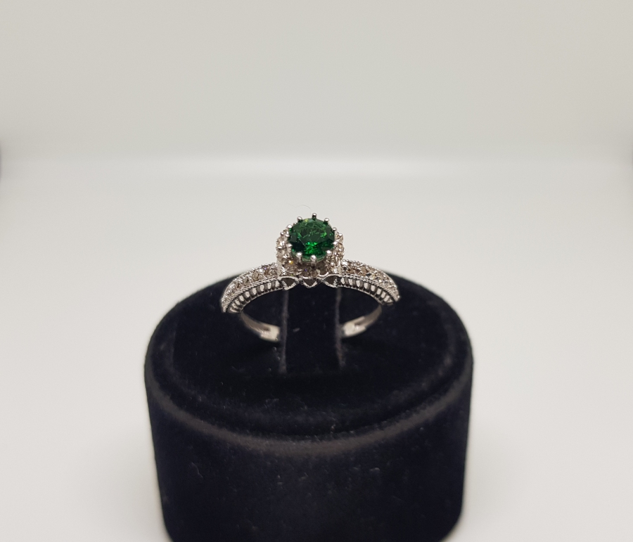 PIRLANTA VE ZÜMRÜT TAŞLI TEKTAŞ MODELİ YÜZÜK