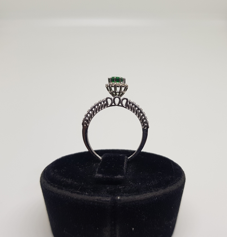 PIRLANTA VE ZÜMRÜT TAŞLI TEKTAŞ MODELİ YÜZÜK