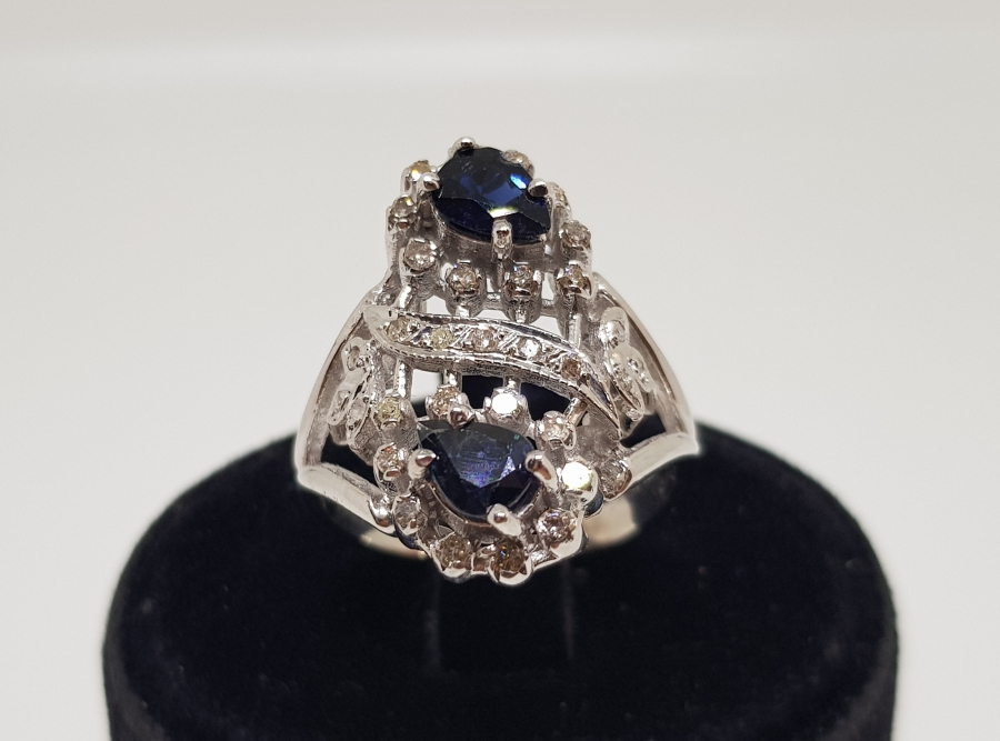 SAFİR VE PIRLANTA TAŞLI SİMETRİK MODEL YÜZÜK