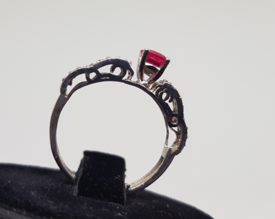 SAFİR VE PIRLANTA TAŞLI SİMETRİK MODEL YÜZÜK