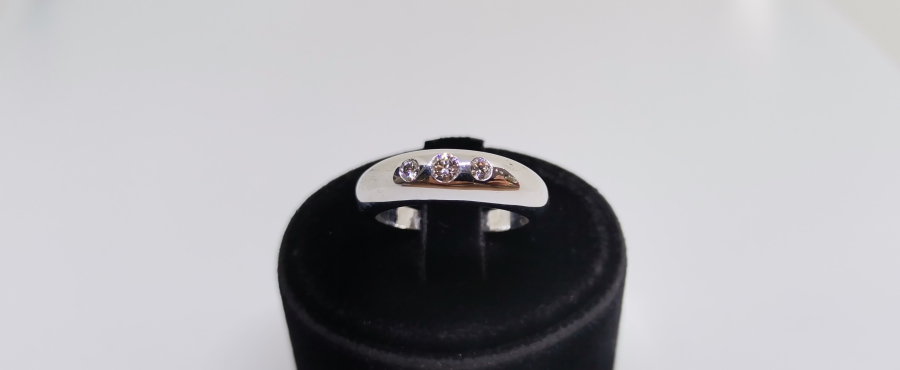 PIRLANTA TAŞLI ALYANS MODEL ÜÇ TAŞ YÜZÜK