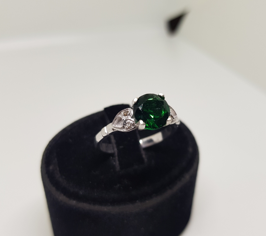 ZÜMRÜT VE PIRLANTA TAŞLI FLEMENK MODEL YÜZÜK