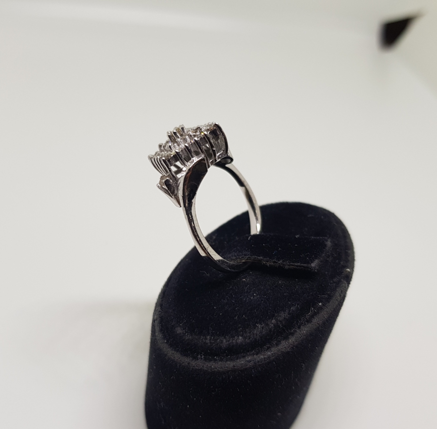 YAN KARE MODELİ PIRLANTA TAŞLI YÜZÜK