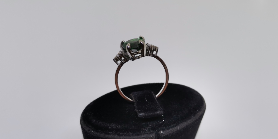 ZÜMRÜT VE PIRLANTA TAŞLI DAMLA MODEL YÜZÜK