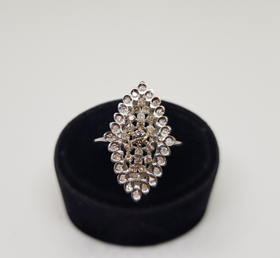 PIRLANTA TAŞLI BAKLAVA DİLİMİ MODEL YÜZÜK