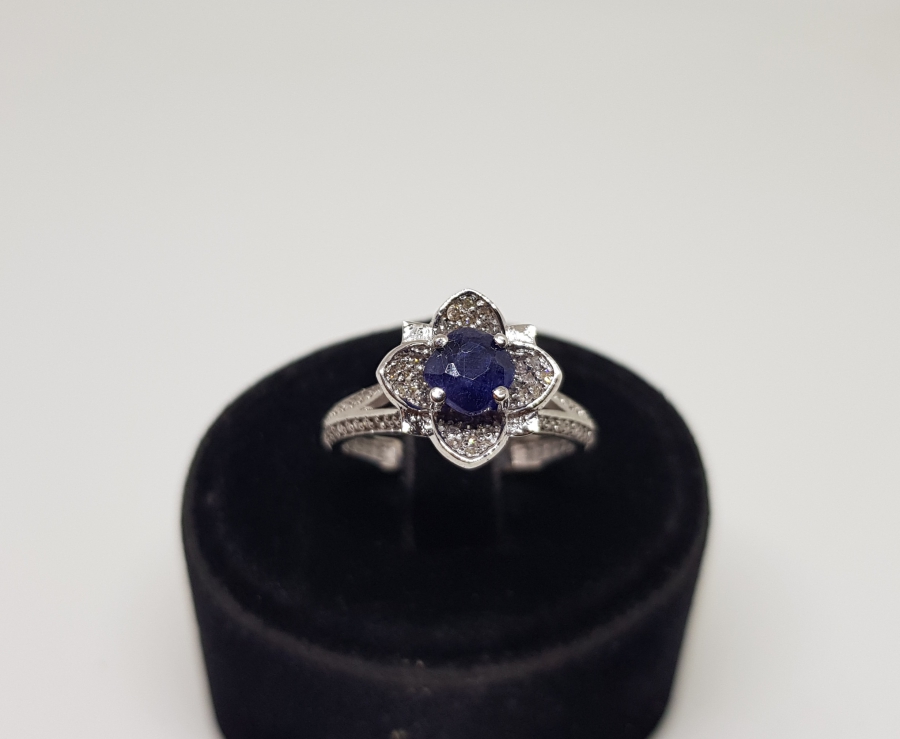 DÖRT YAPRAKLI YONCA MODEL PIRLANTA VE HAS SAFİR TAŞLI YÜZÜK