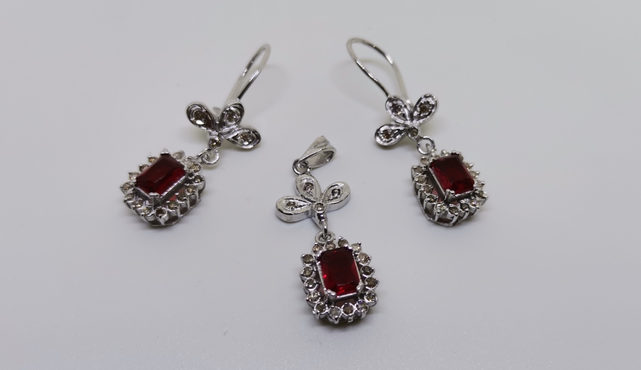 YAKUT VE PIRLANTA TAŞLI YONCA MODEL KOLYE KÜPE TAKIMI