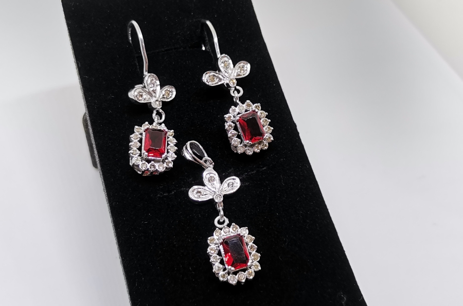 YAKUT VE PIRLANTA TAŞLI YONCA MODEL KOLYE KÜPE TAKIMI