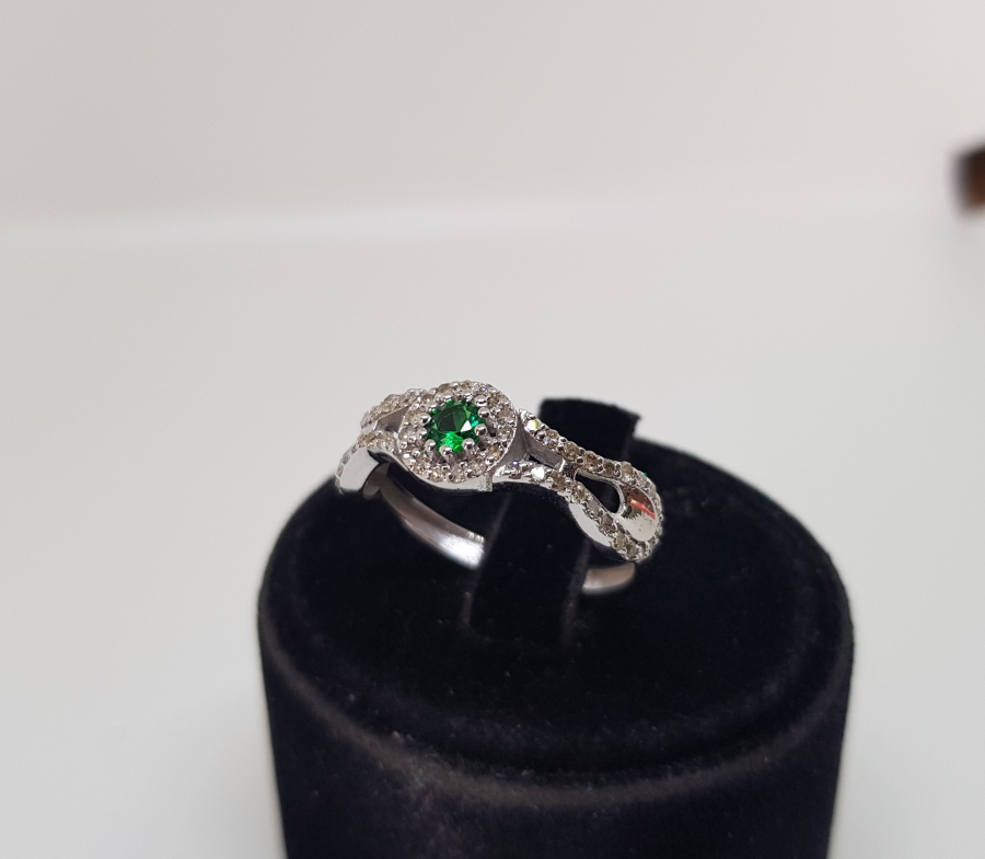 ZÜMRÜT VE PIRLANTA TAŞLI NALLI MODEL YÜZÜK