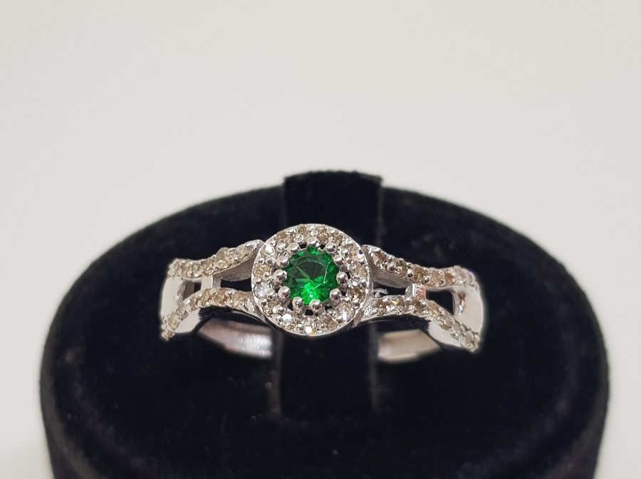 ZÜMRÜT VE PIRLANTA TAŞLI NALLI MODEL YÜZÜK