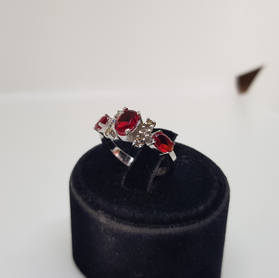 YAKUT VE PIRLANTA TAŞLI ÜÇ TAŞ MODELİ YÜZÜK