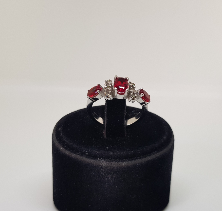 YAKUT VE PIRLANTA TAŞLI ÜÇ TAŞ MODELİ YÜZÜK