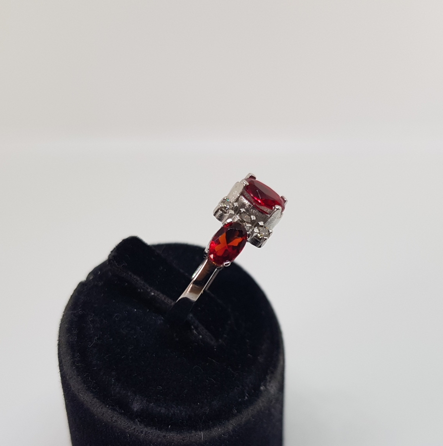 YAKUT VE PIRLANTA TAŞLI ÜÇ TAŞ MODELİ YÜZÜK