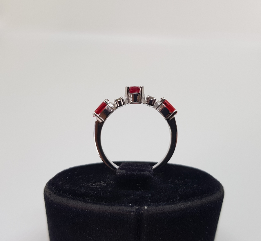 YAKUT VE PIRLANTA TAŞLI ÜÇ TAŞ MODELİ YÜZÜK