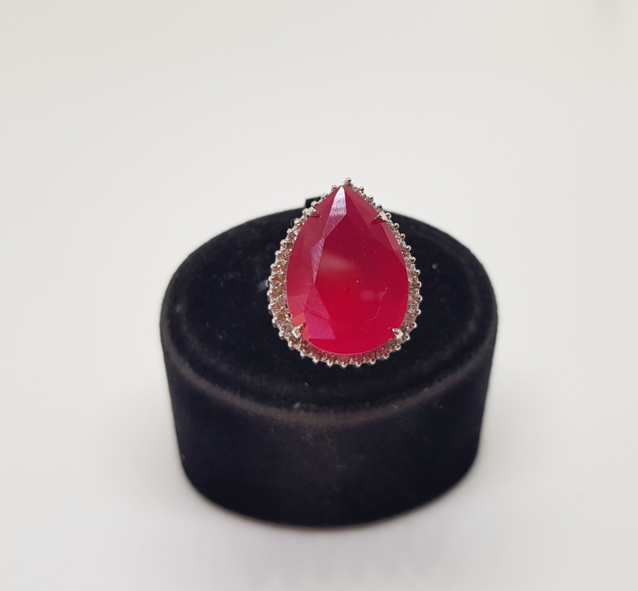 PIRLANTA VE YAKUT TAŞLI BÜYÜK DAMLA MODEL YÜZÜK