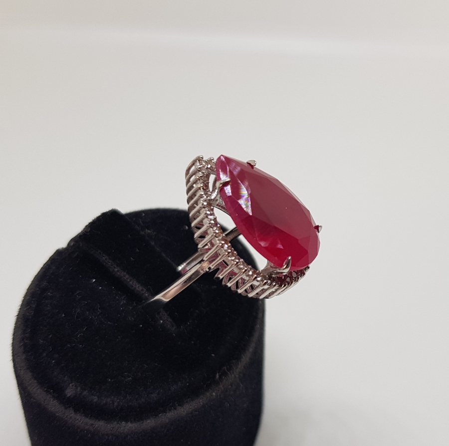 PIRLANTA VE YAKUT TAŞLI BÜYÜK DAMLA MODEL YÜZÜK