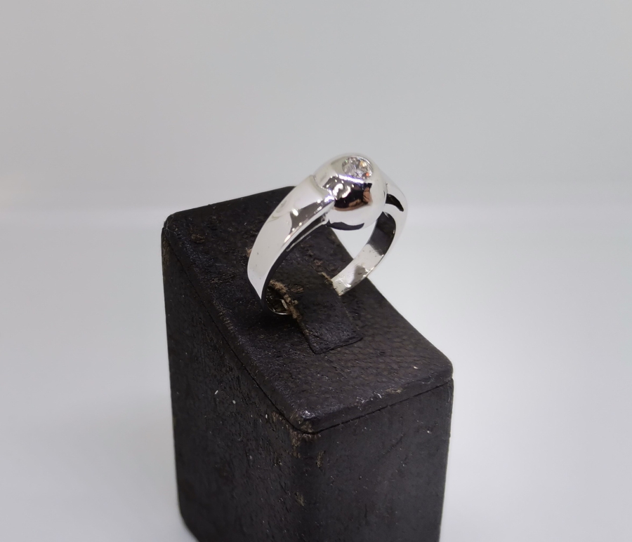 TEK TAŞ PIRLANTA YÜZÜK